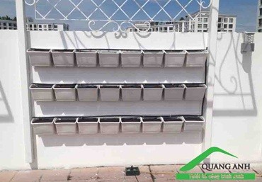 Trồng rau sạch tại ban công chung cư với chậu trồng rau trên tường QA03 -04